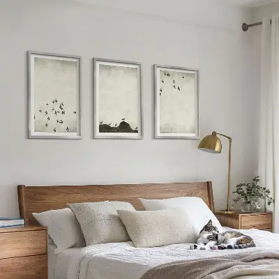 Paveikslų rinkinys „Paukščiai skrenda minimalistiniu stiliumi“ 3 paveikslai su rėmais