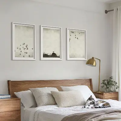 Paveikslų rinkinys „Paukščiai skrenda minimalistiniu stiliumi“ 3 paveikslai su rėmais