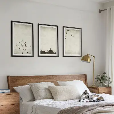 Paveikslų rinkinys „Paukščiai skrenda minimalistiniu stiliumi“ 3 paveikslai su rėmais