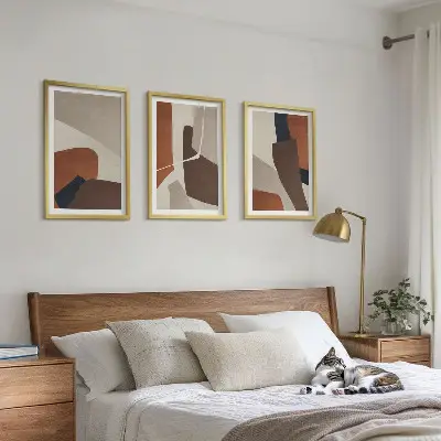 Abstrakčios modernios struktūros įrėmintas triptikas