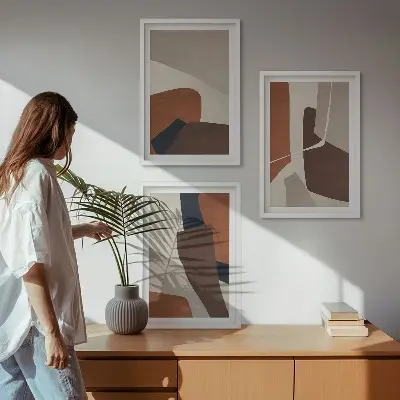 Abstrakčios modernios struktūros įrėmintas triptikas