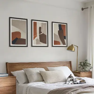 Abstrakčios modernios struktūros įrėmintas triptikas