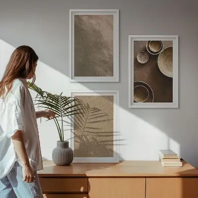 Minimalistinės akmens konstrukcijos įrėmintas triptikas