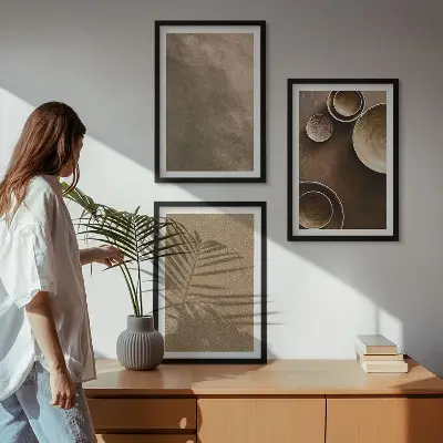 Minimalistinės akmens konstrukcijos įrėmintas triptikas