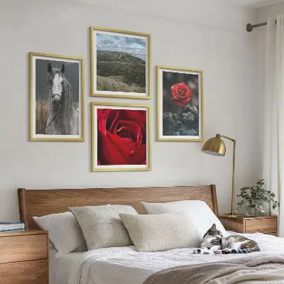 4 paveikslų rinkinys su rėmais raudonos rožės pilkame fone