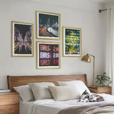4 paveikslų rinkinys su rėmais neoniniu ženklų naktiniame mieste motyvais