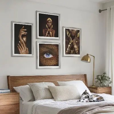 Paveikslų kompozicija ant sienos meniškų moterų portretų