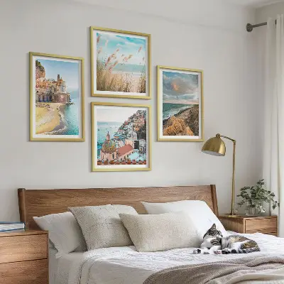 4 paveikslų rinkinys su rėmais peizažai su paplūdimiu, miestu ir uolomis