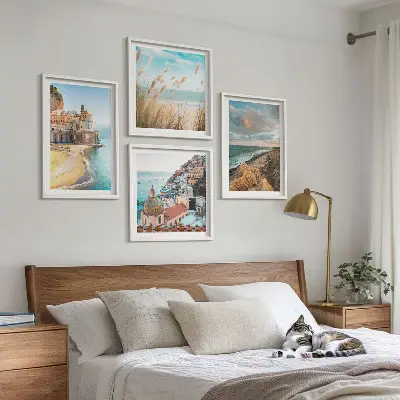 4 paveikslų rinkinys su rėmais peizažai su paplūdimiu, miestu ir uolomis