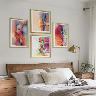 Spalvingų formų abstrakcijos daugiadalis paveikslas su rėmu