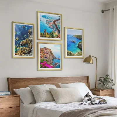 4 paveikslų rinkinys su rėmais pajūrio vaizdai su spalvingais namais