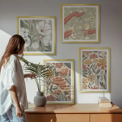 Paveikslų kompozicija ant sienos gėlių raštai oranžinės ir žalios spalvos