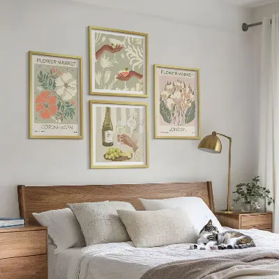 Paveikslų kompozicija ant sienos gėlių motyvų plakatai vyno miesto tematika
