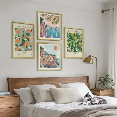 Vaisių raštų vintažiniai plakatai paveikslų kompozicija ant sienos