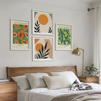 Paveikslų kompozicija ant sienos su boho stiliaus papajos vaisių raštais
