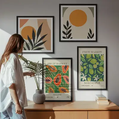 Paveikslų kompozicija ant sienos su boho stiliaus papajos vaisių raštais