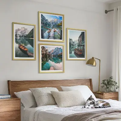 Paveikslų kompozicija ant sienos ežeras, kalnai, valtys ir namelis