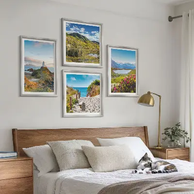 4 paveikslų rinkinys su rėmais vaizduojantis paplūdimį, švyturį, kalnus, pievas ir gėles