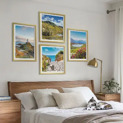 4 paveikslų rinkinys su rėmais vaizduojantis paplūdimį, švyturį, kalnus, pievas ir gėles