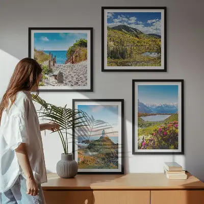 4 paveikslų rinkinys su rėmais vaizduojantis paplūdimį, švyturį, kalnus, pievas ir gėles