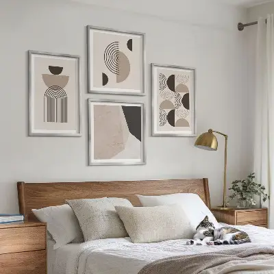 Paveikslų kompozicija ant sienos su abstrakčiais geometriniais raštais