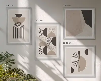 Paveikslų kompozicija ant sienos su abstrakčiais geometriniais raštais