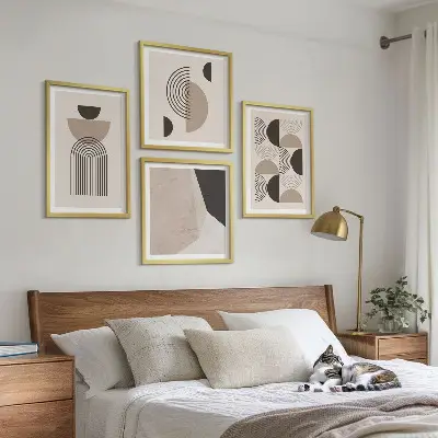 Paveikslų kompozicija ant sienos su abstrakčiais geometriniais raštais
