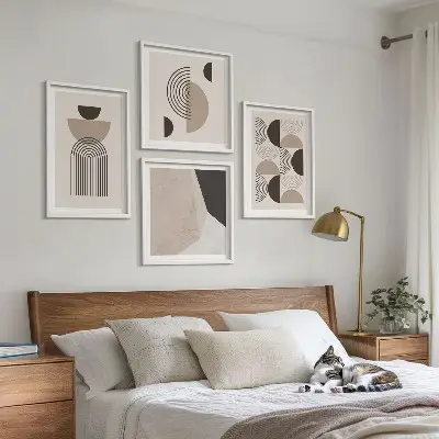Paveikslų kompozicija ant sienos su abstrakčiais geometriniais raštais
