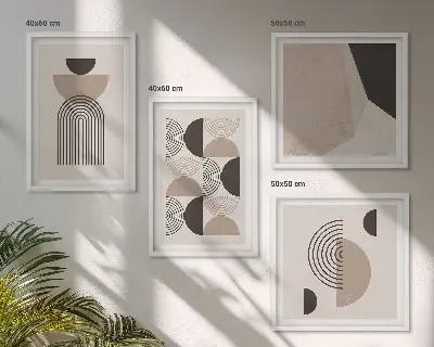 Paveikslų kompozicija ant sienos su abstrakčiais geometriniais raštais