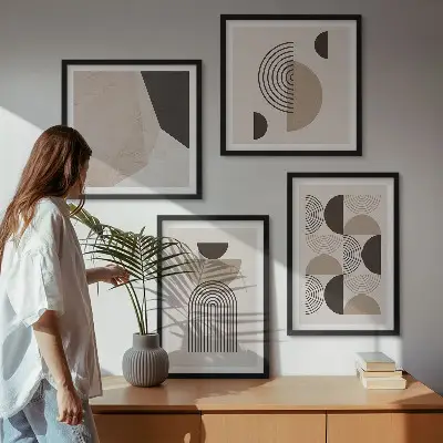 Paveikslų kompozicija ant sienos su abstrakčiais geometriniais raštais