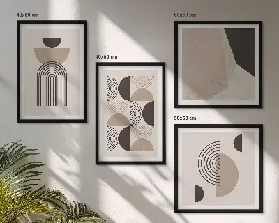 Paveikslų kompozicija ant sienos su abstrakčiais geometriniais raštais