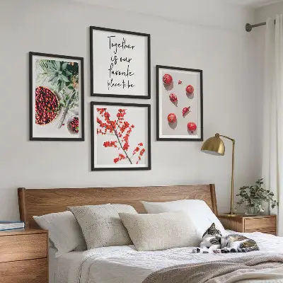 Raudonųjų augalų vaisių minimalizmo paveikslų rinkinys 4 paveikslai su rėmais