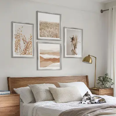 Paveikslų kompozicija ant sienos su boho stiliaus augalų motyvais