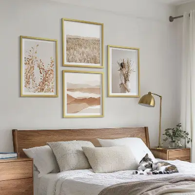 Paveikslų kompozicija ant sienos su boho stiliaus augalų motyvais