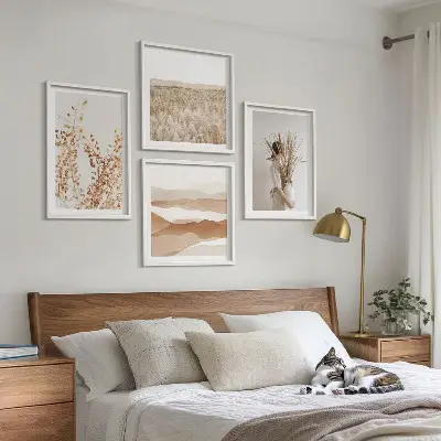 Paveikslų kompozicija ant sienos su boho stiliaus augalų motyvais