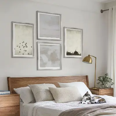 Minimalistiniai paukščiai skrydžio metu 4 paveikslų rinkinys su rėmais