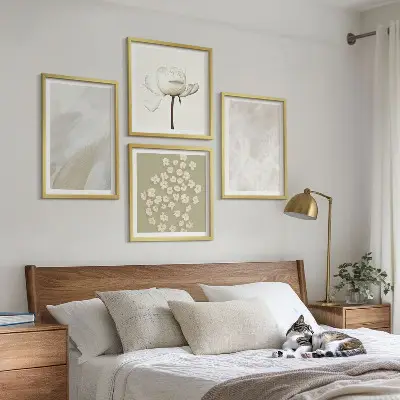 Paveikslų kompozicija ant sienos su madingų gėlių bohemiška tekstūra