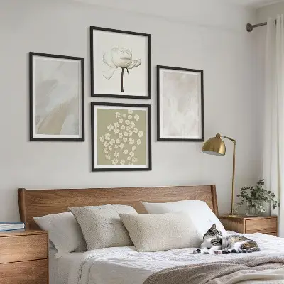 Paveikslų kompozicija ant sienos su madingų gėlių bohemiška tekstūra