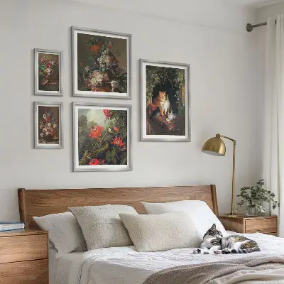 Sieninė paveikslų galerija vintažinio stiliaus gėlių ir kačių motyvais