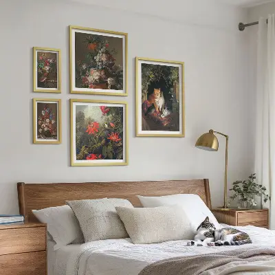 Sieninė paveikslų galerija vintažinio stiliaus gėlių ir kačių motyvais