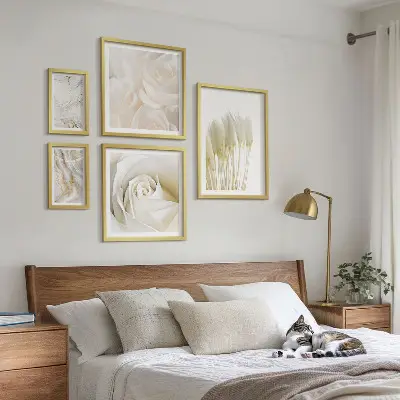 Paveikslų rinkinys miegamajam su balto ir rožinio marmuro akcentais