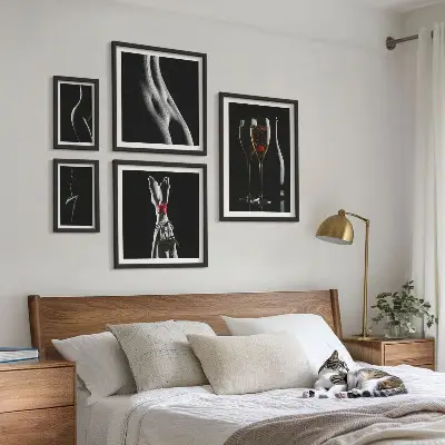 Paveikslų rinkinys miegamajam elegantiški modernūs juodos ir raudonos spalvos akcentai