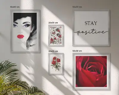 Sieninė paveikslų galerija su moterų portretais ir vintažinėmis gėlėmis