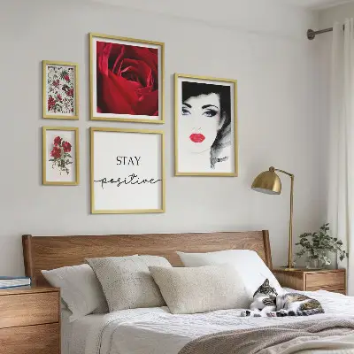 Sieninė paveikslų galerija su moterų portretais ir vintažinėmis gėlėmis
