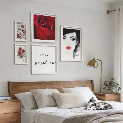 Sieninė paveikslų galerija su moterų portretais ir vintažinėmis gėlėmis