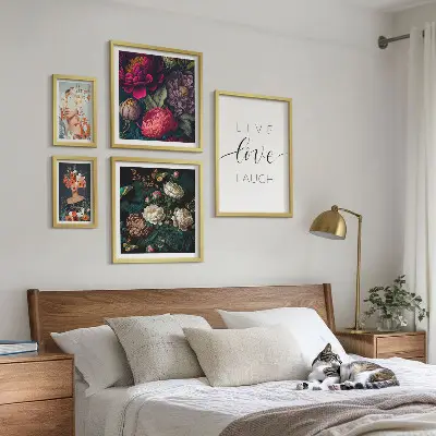Sieninė paveikslų galerija su motyvaciniais gėlių šūkiais