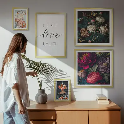 Sieninė paveikslų galerija su motyvaciniais gėlių šūkiais
