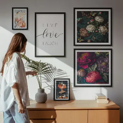 Sieninė paveikslų galerija su motyvaciniais gėlių šūkiais