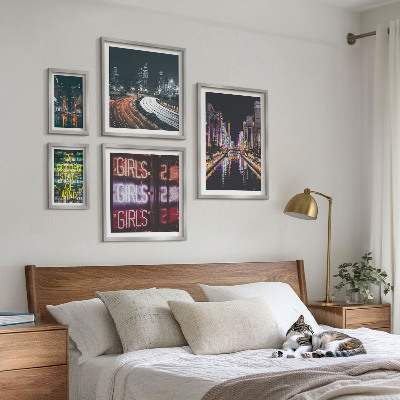 Sieninė paveikslų galerija Modernus miestas naktį neonu