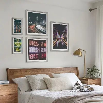 Sieninė paveikslų galerija modernus naktinis miestas su neoninėmis šviesomis